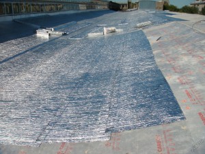 samokleyaschiysya-rulonnyy-krovelnyy-material-s-otrazhayuschey-5-5638618